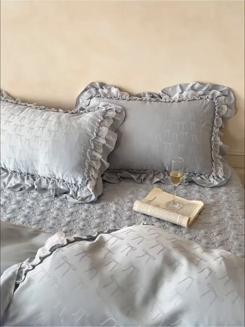 91家纺网 家纺一手货源 找家纺 迪梦姿家纺 2026新款春意真丝提花床盖四件套 天空兰