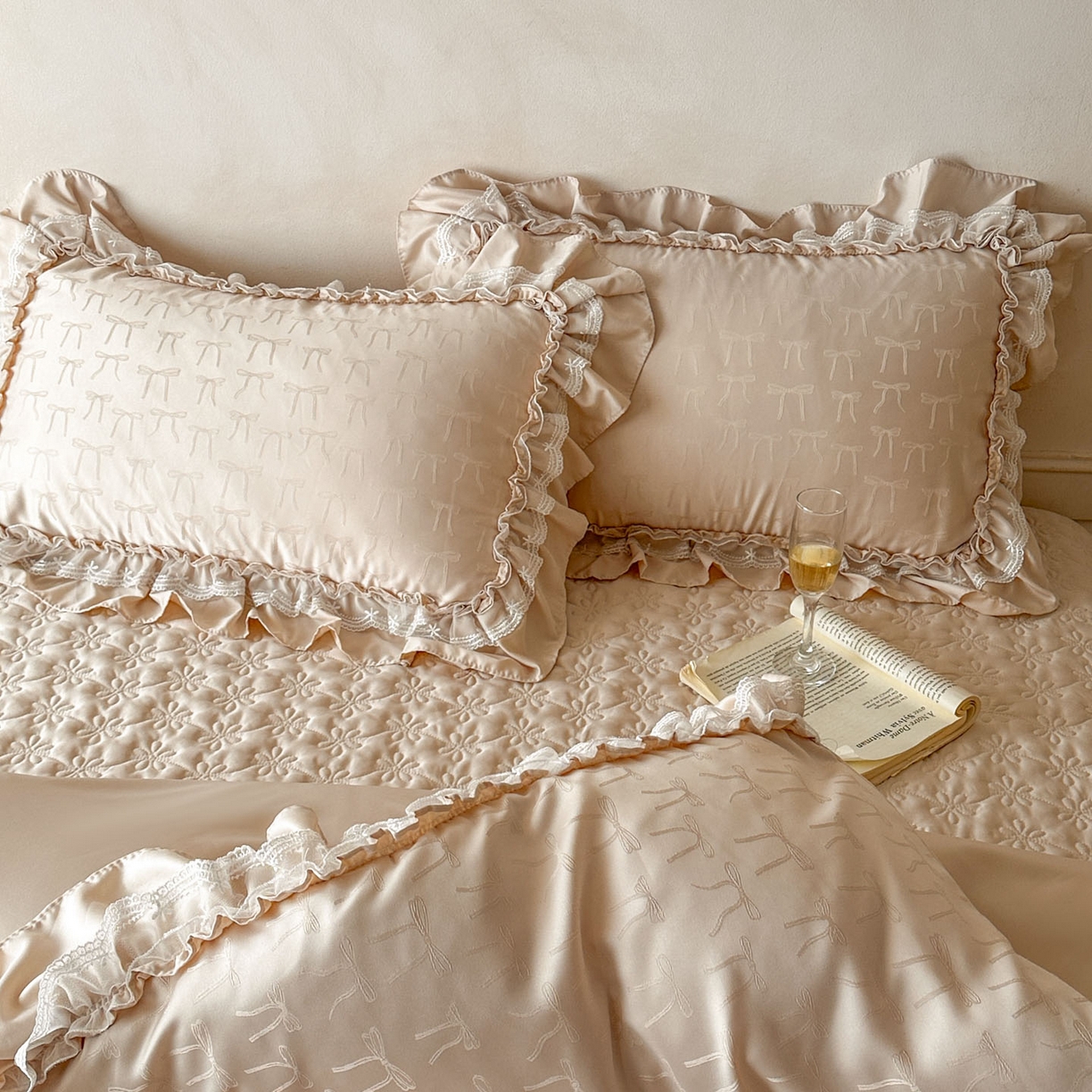 91家纺网 家纺一手货源 找家纺 迪梦姿家纺 2026新款春意真丝提花床盖四件套 香槟