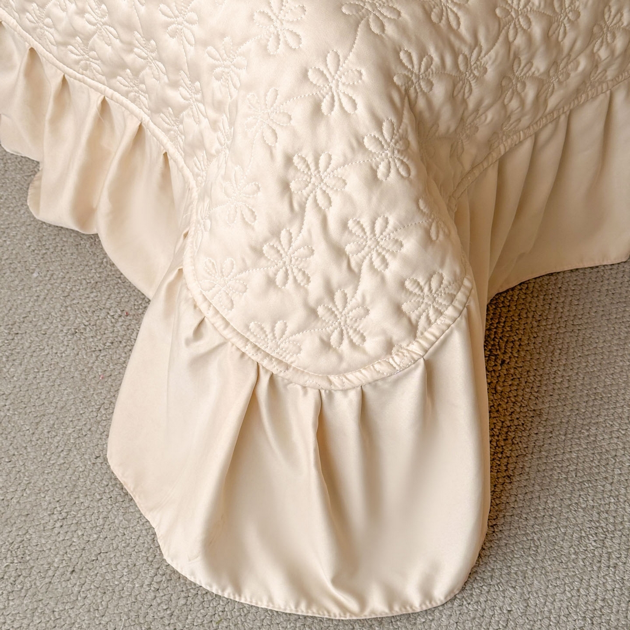 91家纺网 家纺一手货源 找家纺 迪梦姿家纺 2026新款春意真丝提花床盖四件套 香槟