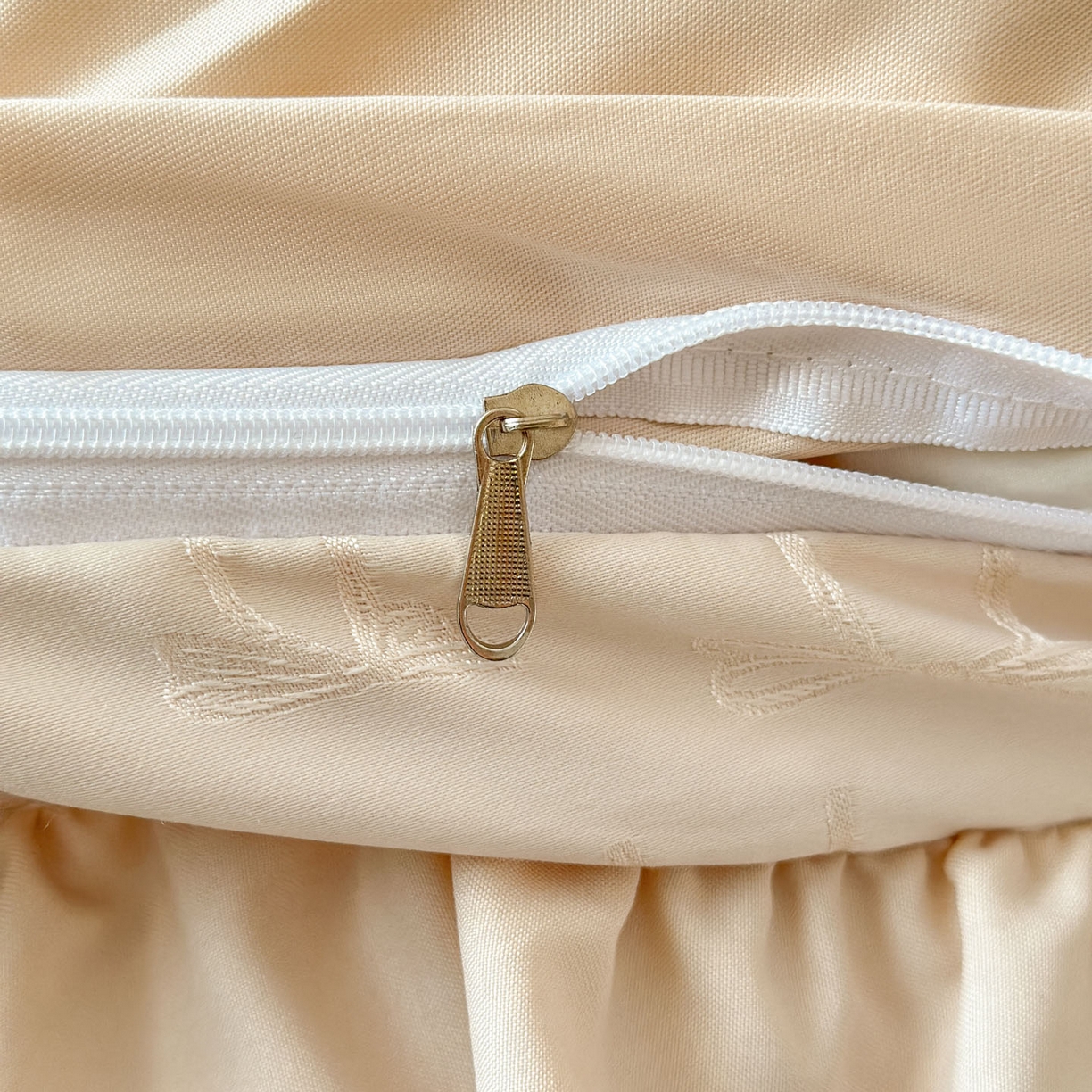 91家纺网 家纺一手货源 找家纺 迪梦姿家纺 2026新款春意真丝提花床盖四件套 香槟