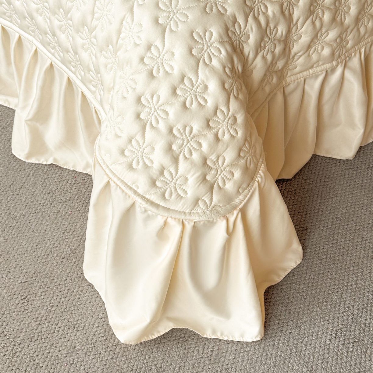 91家纺网 家纺一手货源 找家纺 迪梦姿家纺 2026新款春意真丝提花床盖四件套 奶白