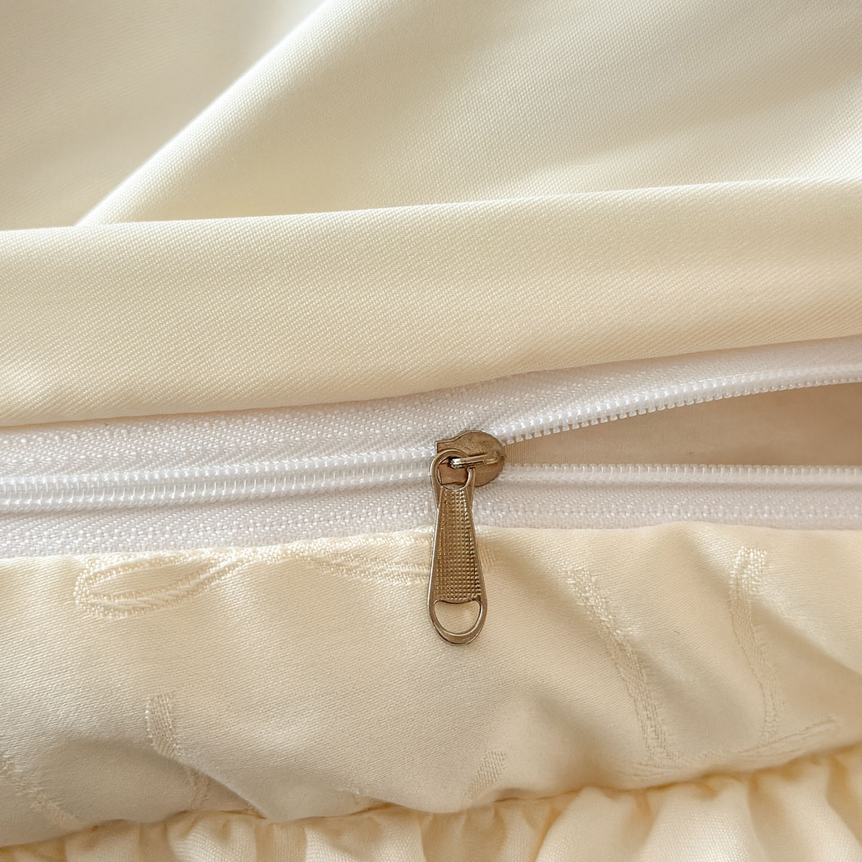 91家纺网 家纺一手货源 找家纺 迪梦姿家纺 2026新款春意真丝提花床盖四件套 奶白