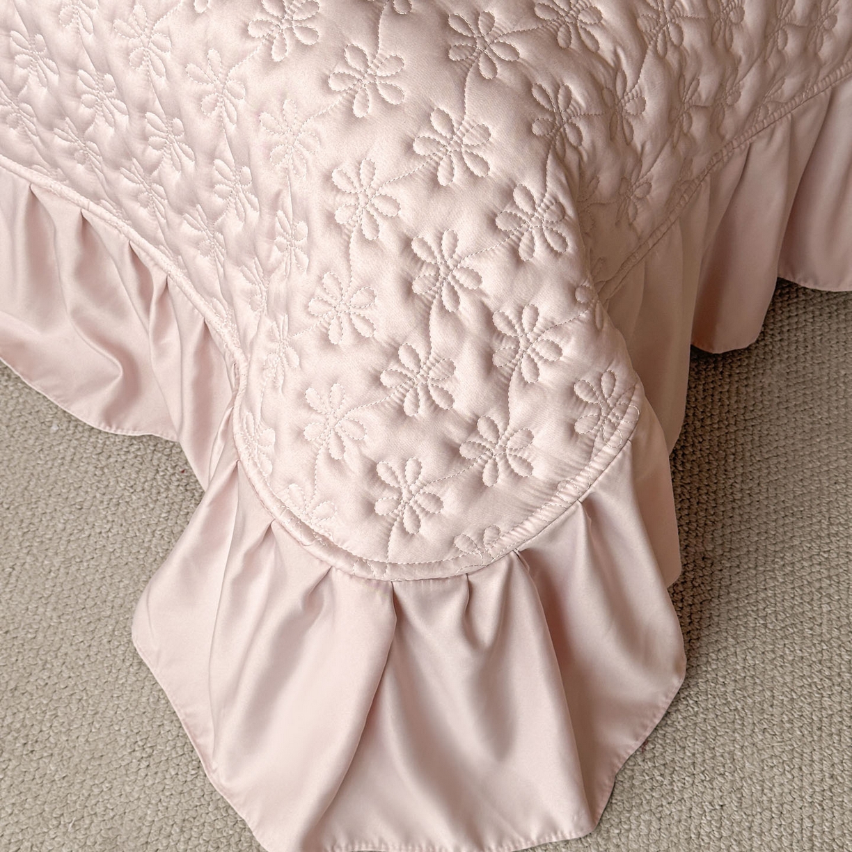 91家纺网 家纺一手货源 找家纺 迪梦姿家纺 2026新款春意真丝提花床盖四件套 豆沙