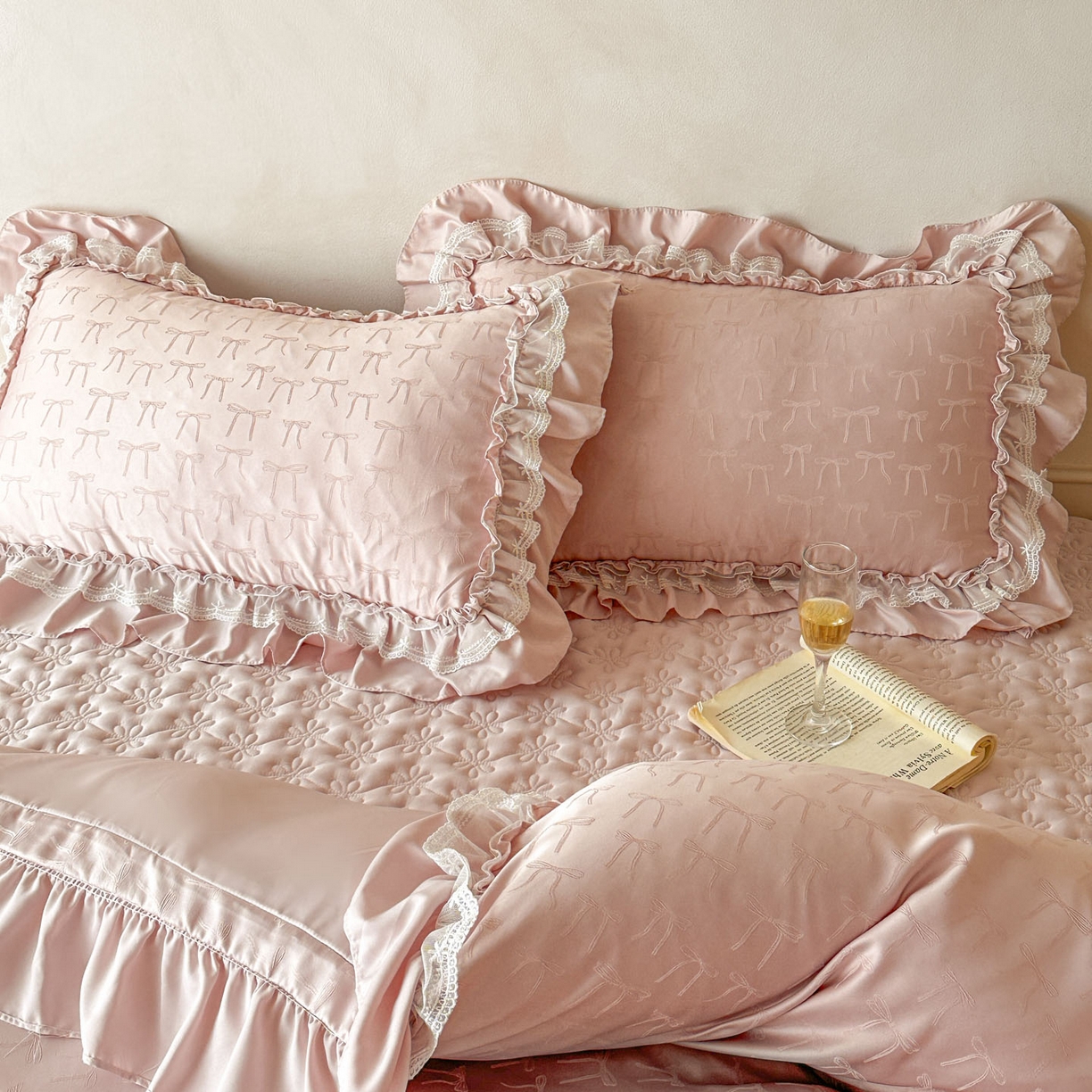 91家纺网 家纺一手货源 找家纺 迪梦姿家纺 2026新款春意真丝提花床盖四件套 豆沙