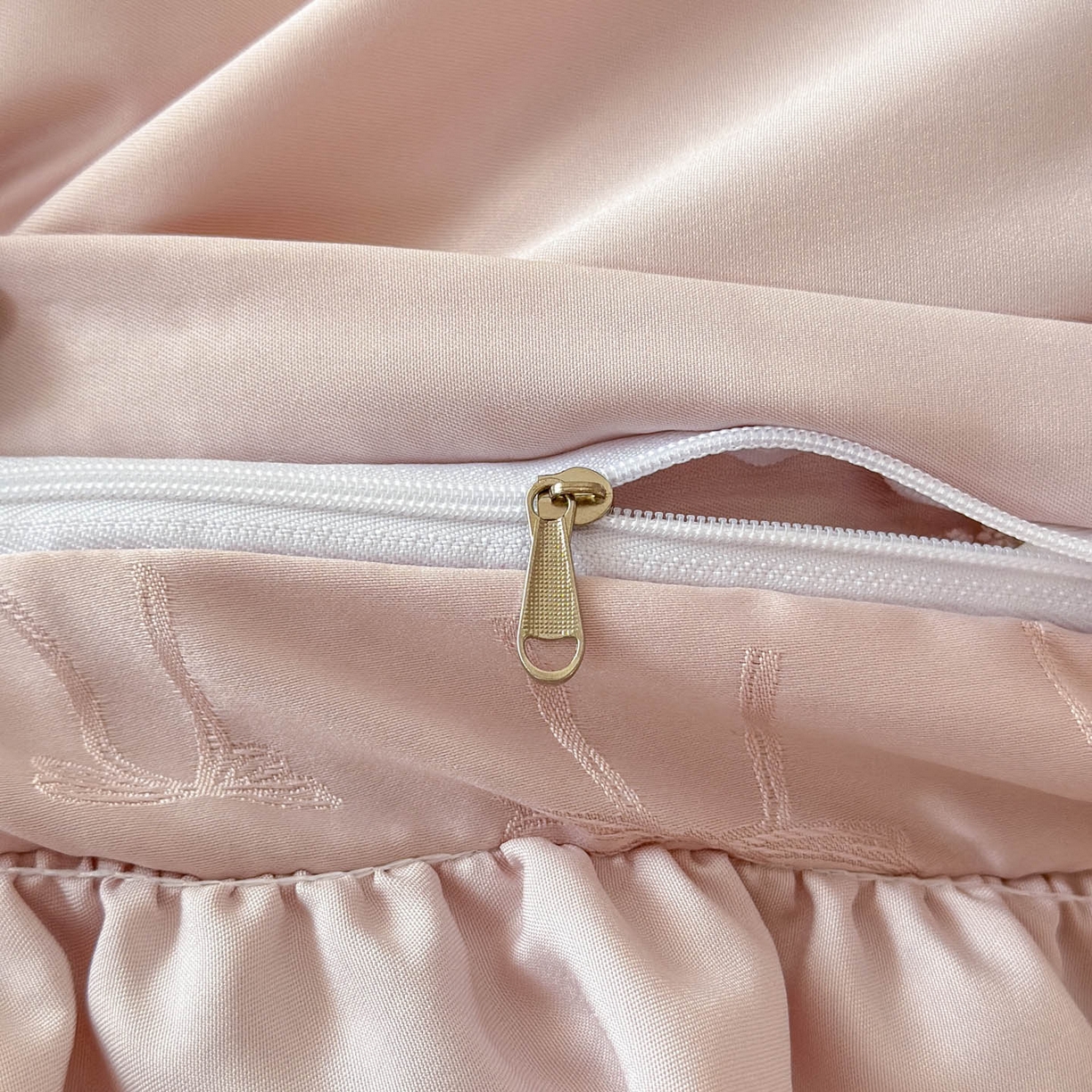 91家纺网 家纺一手货源 找家纺 迪梦姿家纺 2026新款春意真丝提花床盖四件套 豆沙