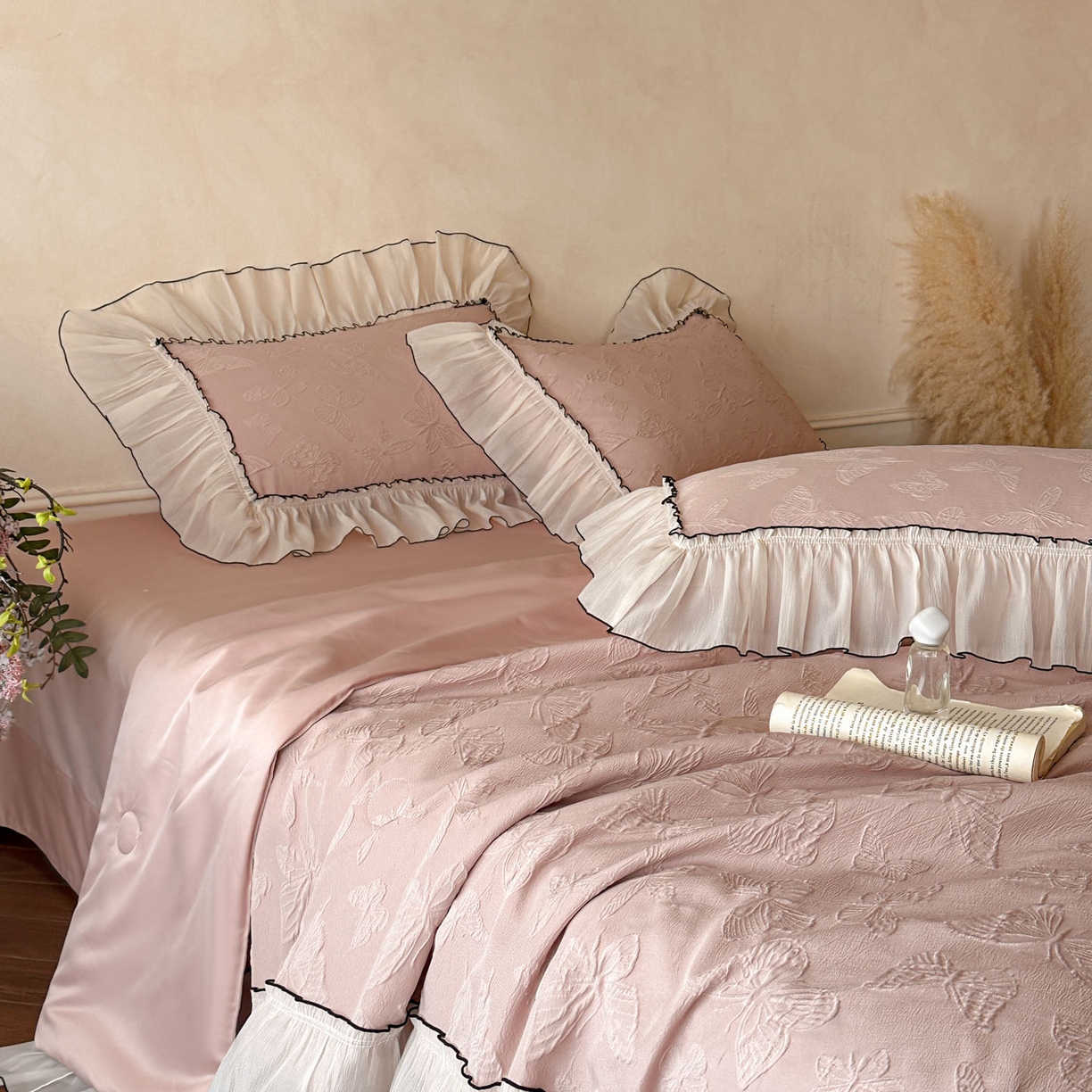 91家纺网 家纺一手货源 找家纺 迪梦姿家纺 2026新款梦蝶真丝提花夏被四件套 浅豆沙