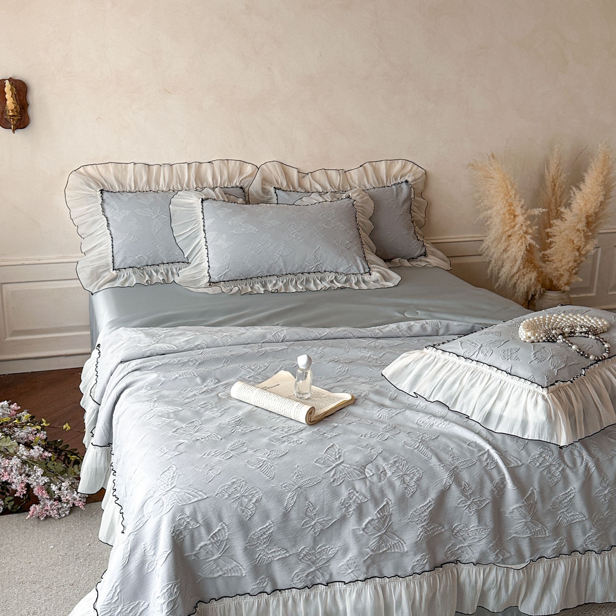 91家纺网 家纺一手货源 找家纺 迪梦姿家纺 2026新款梦蝶真丝提花夏被四件套 青灰色