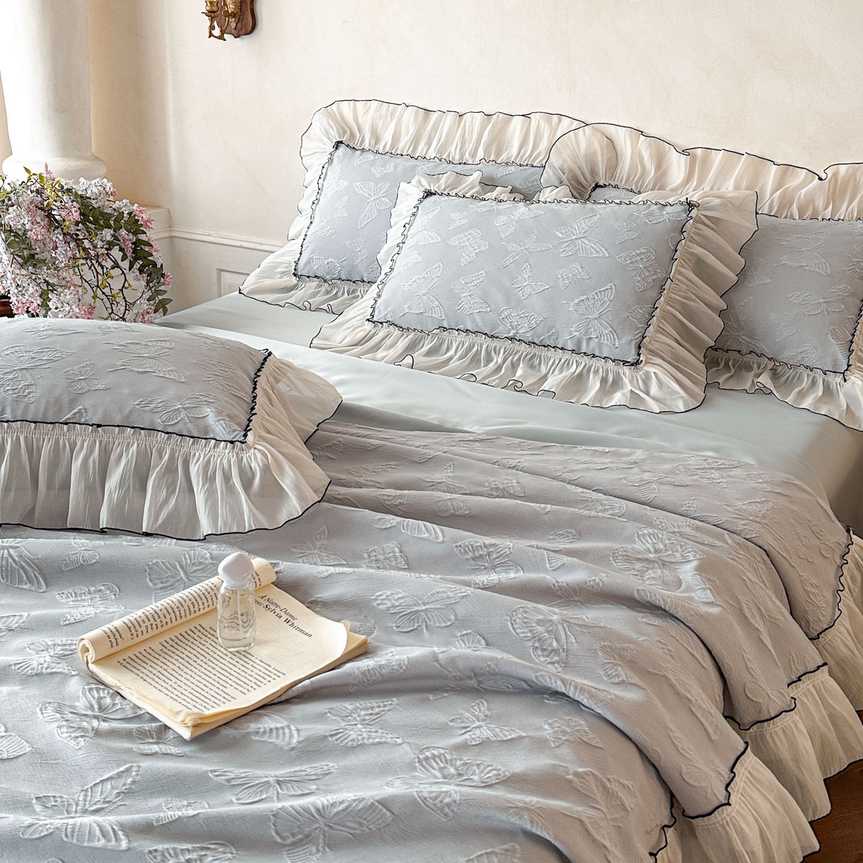 91家纺网 家纺一手货源 找家纺 迪梦姿家纺 2026新款梦蝶真丝提花夏被四件套 青灰色