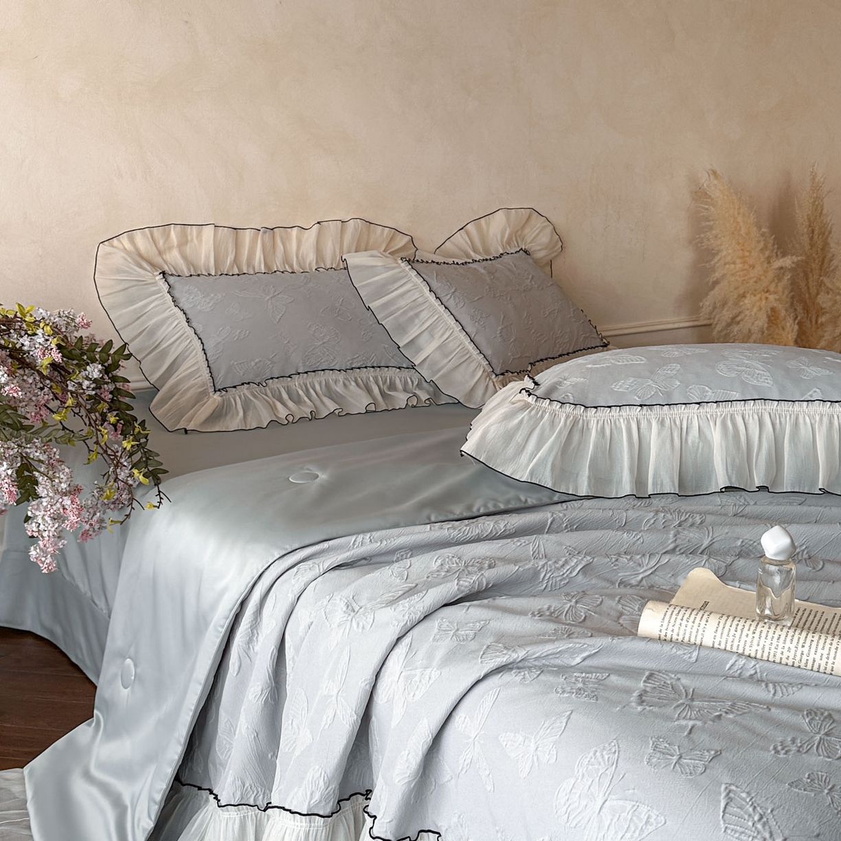 91家纺网 家纺一手货源 找家纺 迪梦姿家纺 2026新款梦蝶真丝提花夏被四件套 青灰色