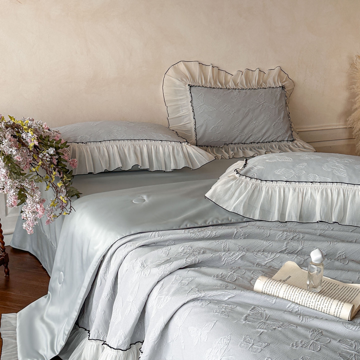 91家纺网 家纺一手货源 找家纺 迪梦姿家纺 2026新款梦蝶真丝提花夏被四件套 青灰色