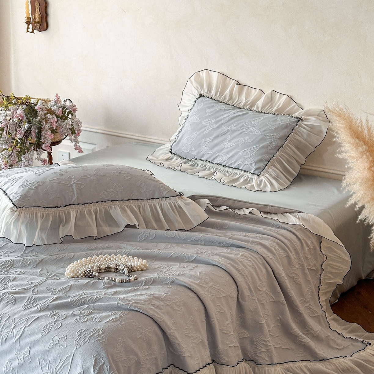 91家纺网 家纺一手货源 找家纺 迪梦姿家纺 2026新款梦蝶真丝提花夏被四件套 青灰色