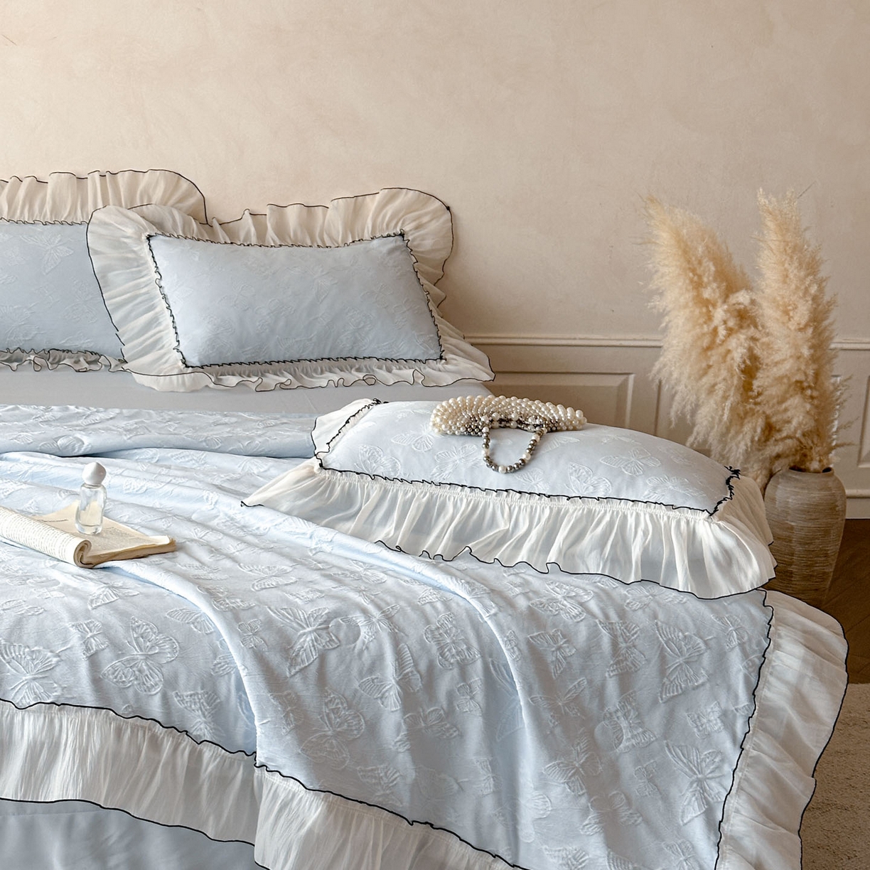 91家纺网 家纺一手货源 找家纺 迪梦姿家纺 2026新款梦蝶真丝提花夏被四件套 天空兰