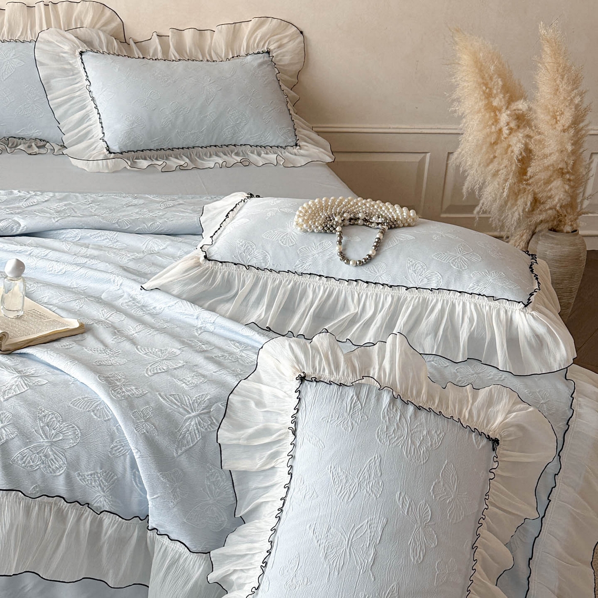 91家纺网 家纺一手货源 找家纺 迪梦姿家纺 2026新款梦蝶真丝提花夏被四件套 天空兰