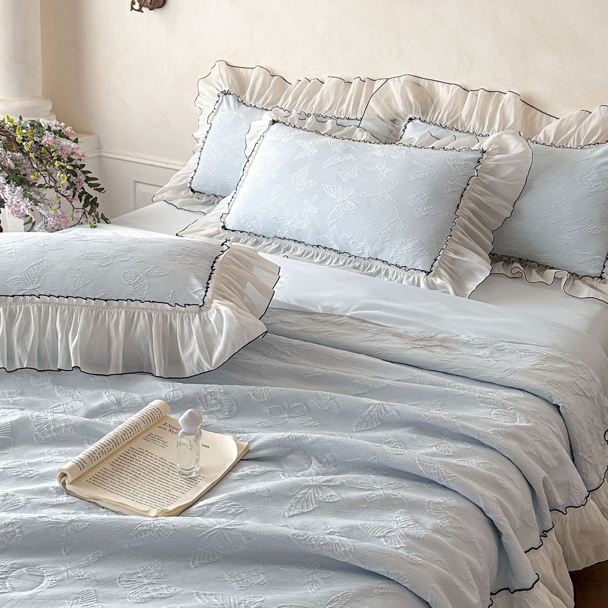 91家纺网 家纺一手货源 找家纺 迪梦姿家纺 2026新款梦蝶真丝提花夏被四件套 天空兰