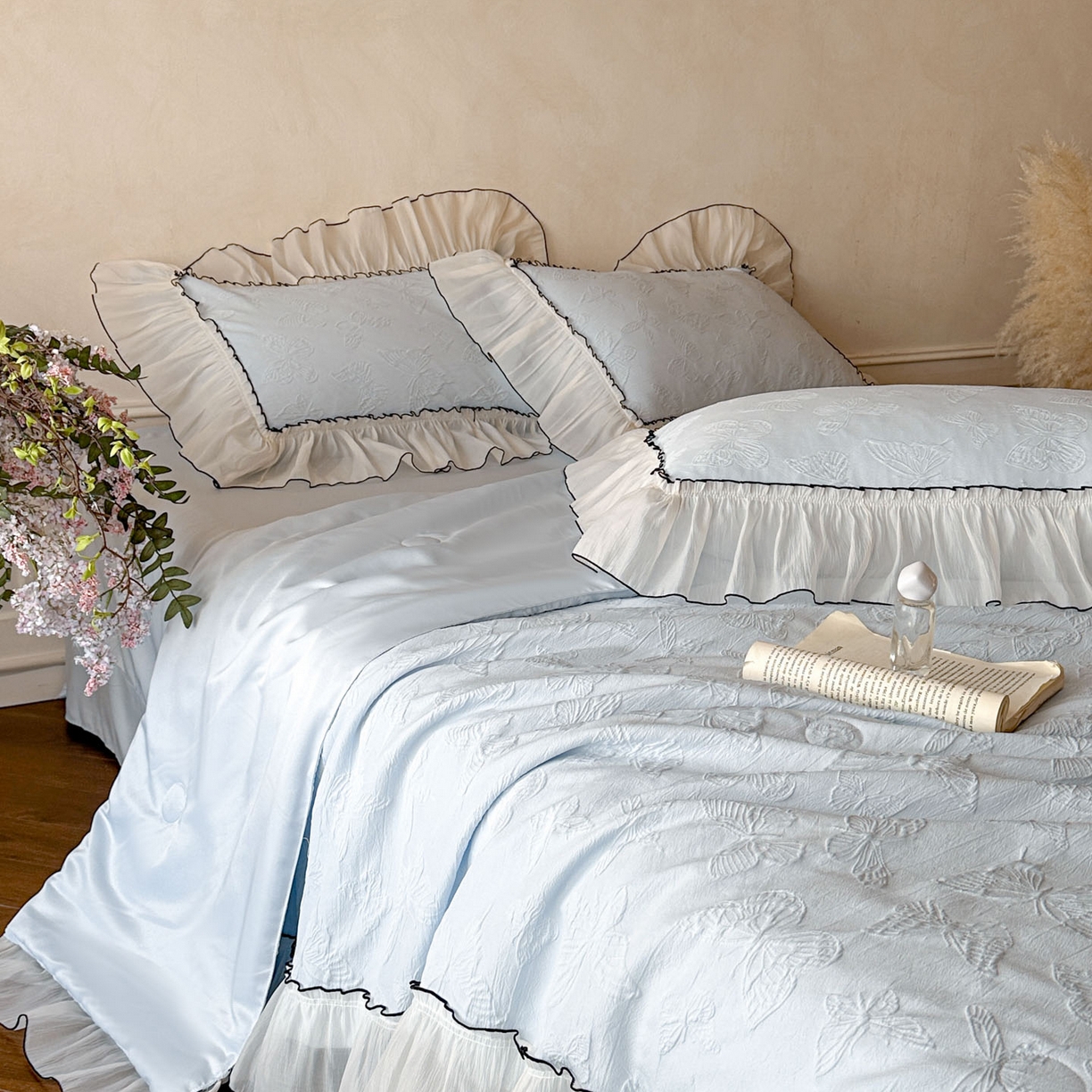 91家纺网 家纺一手货源 找家纺 迪梦姿家纺 2026新款梦蝶真丝提花夏被四件套 天空兰