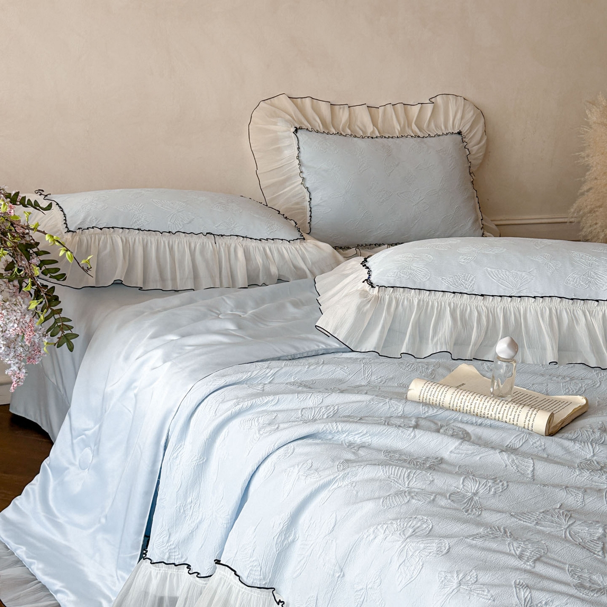 91家纺网 家纺一手货源 找家纺 迪梦姿家纺 2026新款梦蝶真丝提花夏被四件套 天空兰