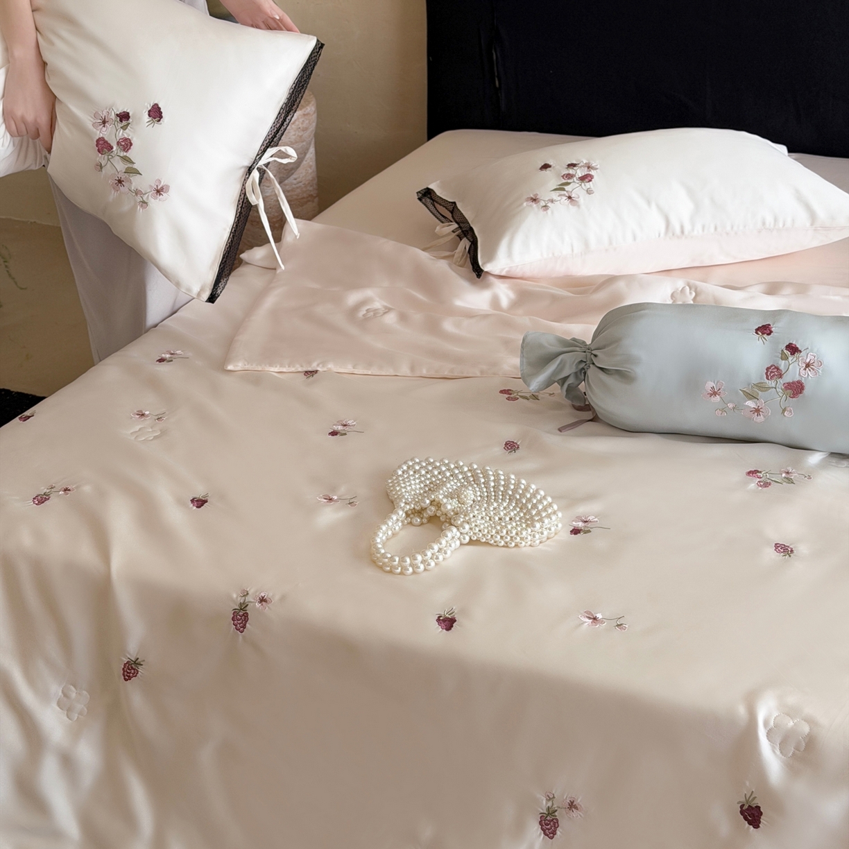 91家纺网 家纺一手货源 找家纺 （总）鹿班家居 2026新款60S兰精天丝刺绣夏被夏凉被空调被-春日枝