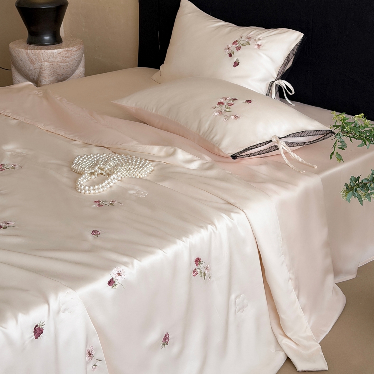 91家纺网 家纺一手货源 找家纺 鹿班家居 2026新款60S兰精天丝刺绣夏被夏凉被空调被-春日枝 春日枝-白&粉