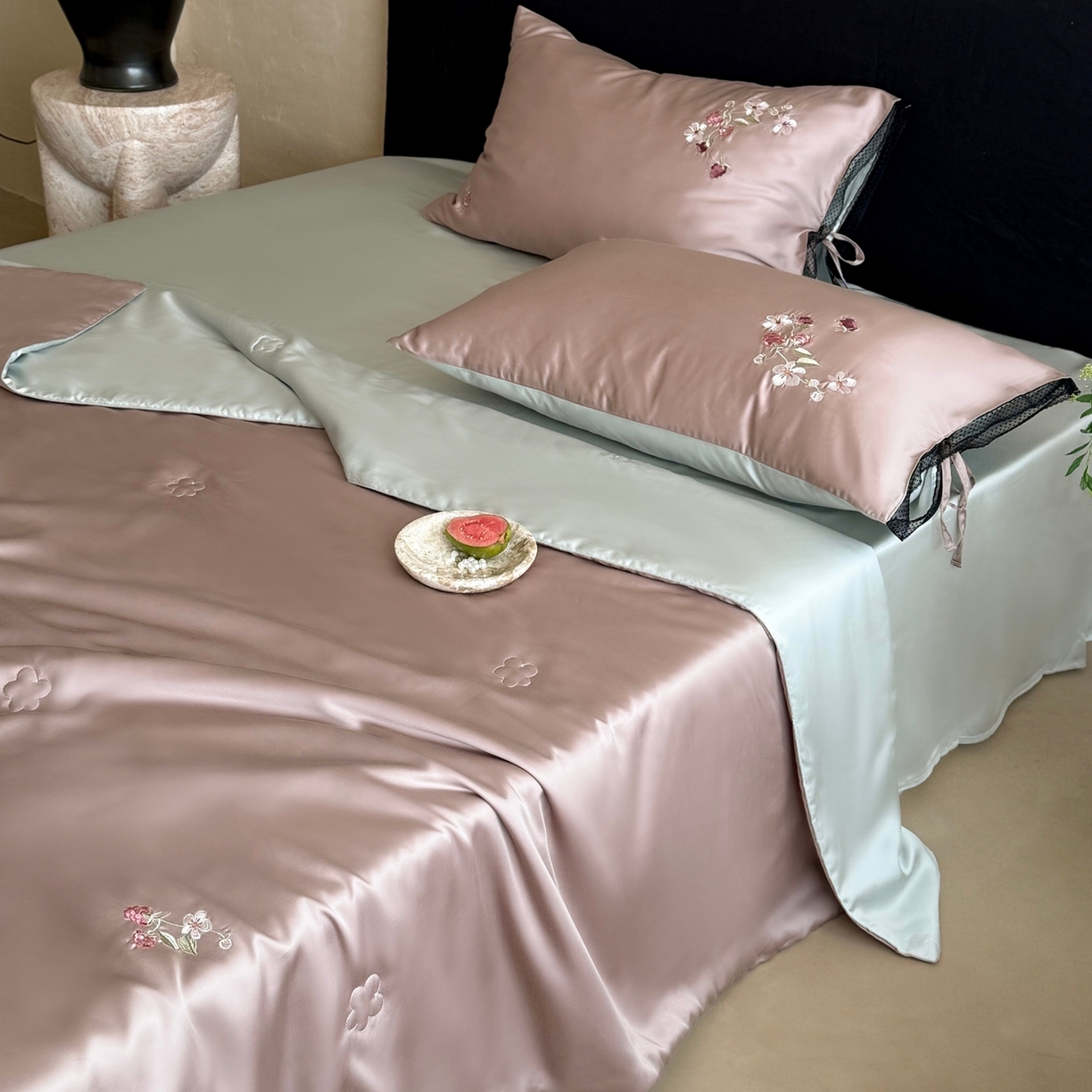 91家纺网 家纺一手货源 找家纺 （总）鹿班家居 2026新款60S兰精天丝刺绣夏被夏凉被空调被-春日枝