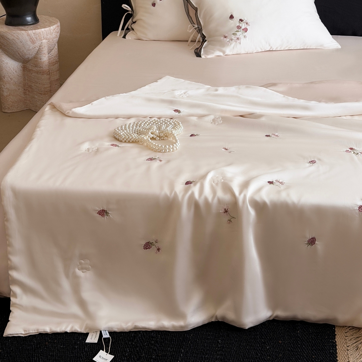 91家纺网 家纺一手货源 找家纺 （总）鹿班家居 2026新款60S兰精天丝刺绣夏被夏凉被空调被-春日枝