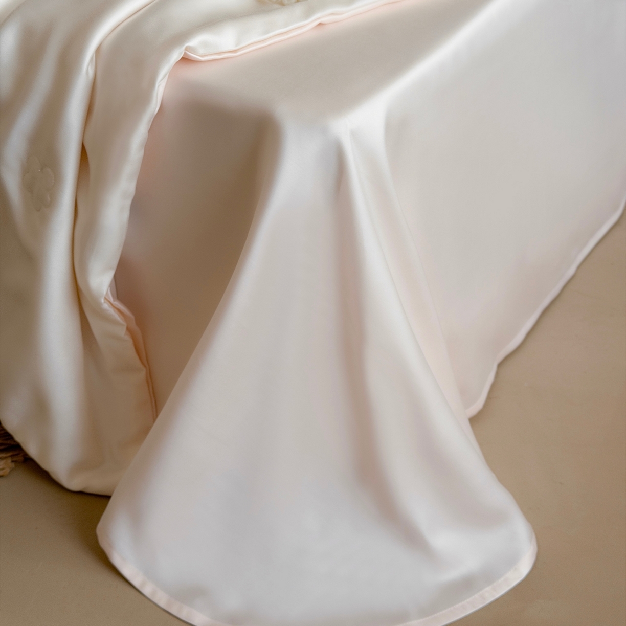 91家纺网 家纺一手货源 找家纺 鹿班家居 2026新款60S兰精天丝刺绣夏被夏凉被空调被-春日枝 春日枝-白&粉