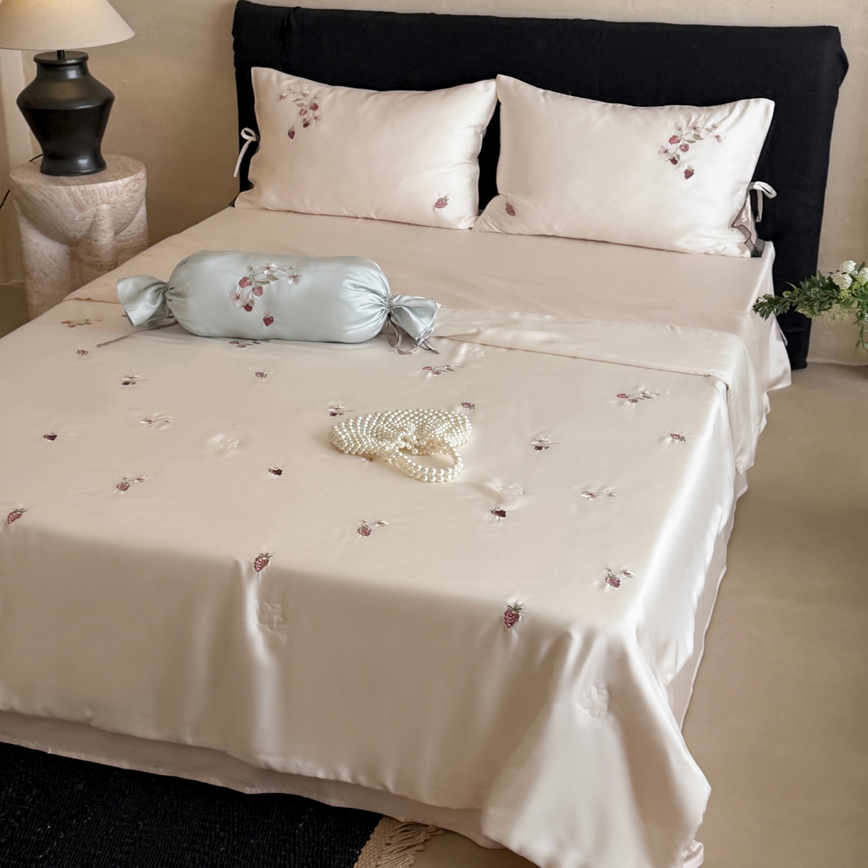 91家纺网 家纺一手货源 找家纺 鹿班家居 2026新款60S兰精天丝刺绣夏被夏凉被空调被-春日枝 春日枝-白&粉