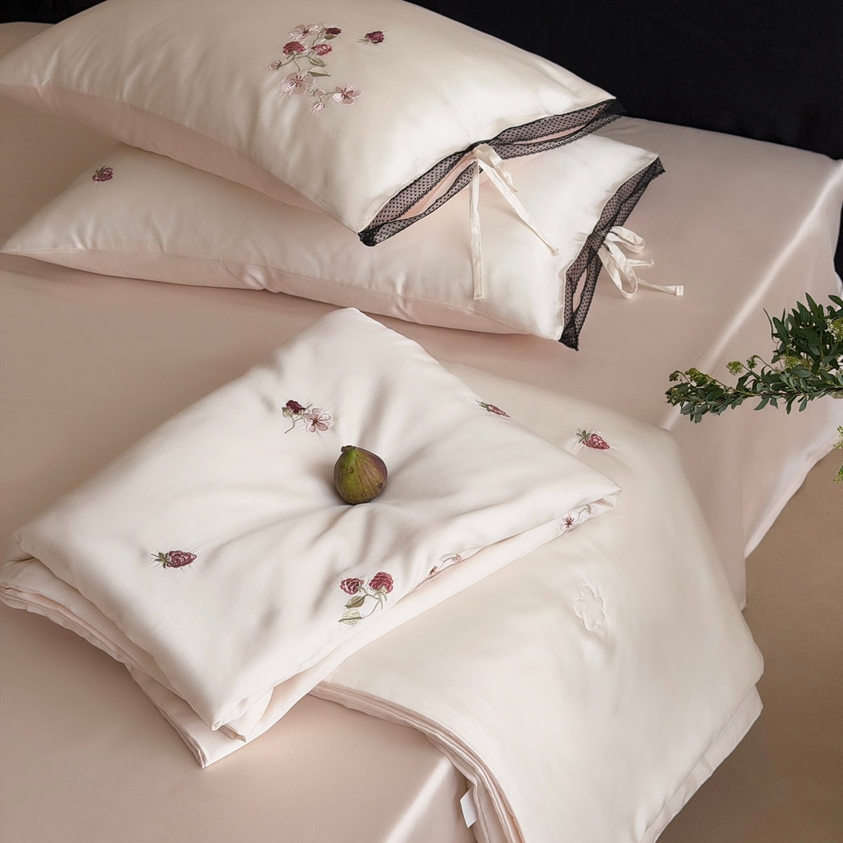 91家纺网 家纺一手货源 找家纺 鹿班家居 2026新款60S兰精天丝刺绣夏被夏凉被空调被-春日枝 春日枝-白&粉