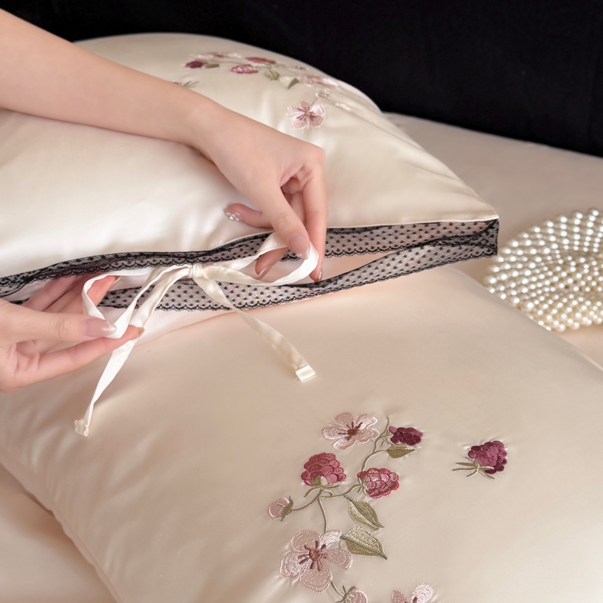 91家纺网 家纺一手货源 找家纺 鹿班家居 2026新款60S兰精天丝刺绣夏被夏凉被空调被-春日枝 春日枝-白&粉