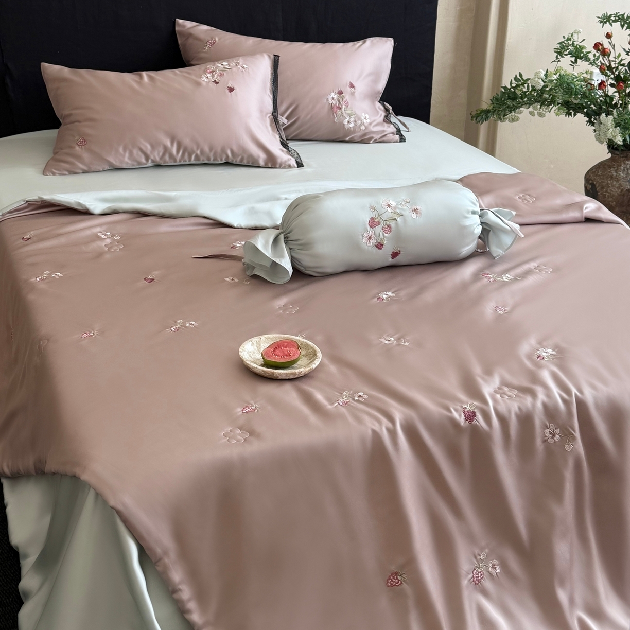 91家纺网 家纺一手货源 找家纺 鹿班家居 2026新款60S兰精天丝刺绣夏被夏凉被空调被-春日枝 春日枝-藕丝粉