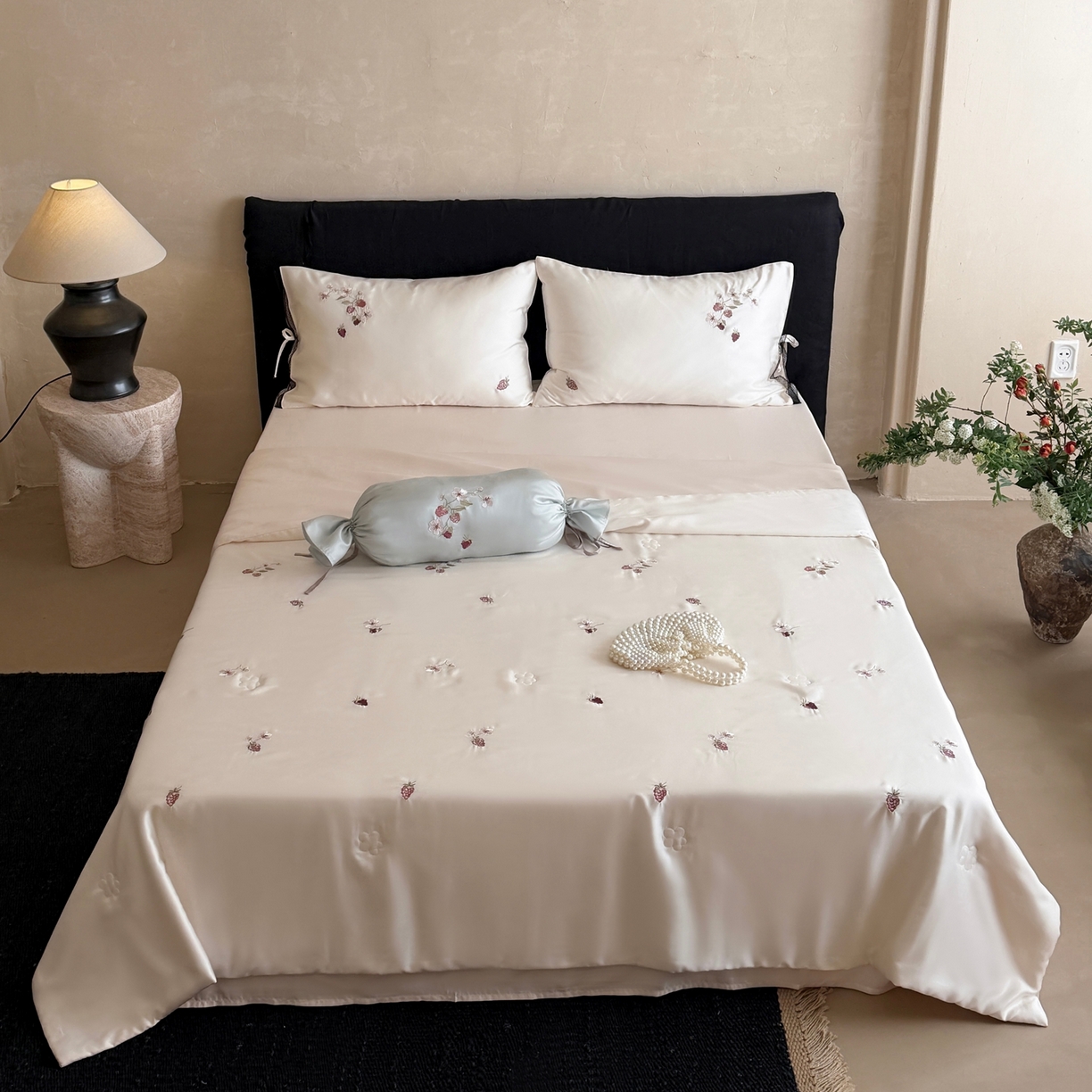 91家纺网 家纺一手货源 找家纺 鹿班家居 2026新款60S兰精天丝刺绣夏被夏凉被空调被-春日枝 春日枝-白&粉