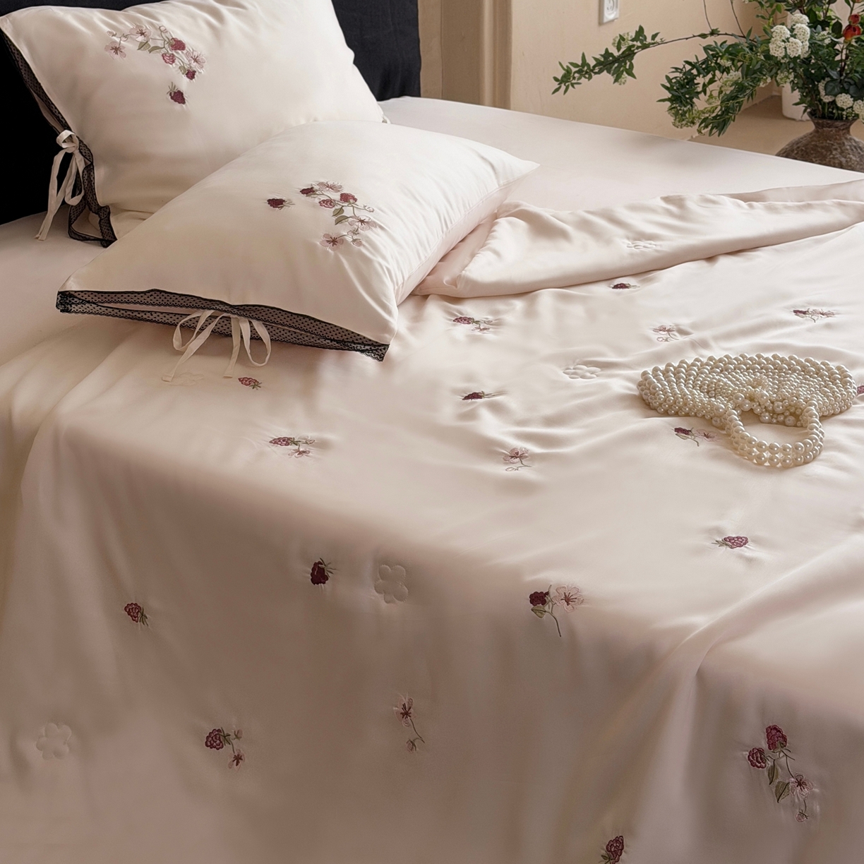 91家纺网 家纺一手货源 找家纺 鹿班家居 2026新款60S兰精天丝刺绣夏被夏凉被空调被-春日枝 春日枝-白&粉