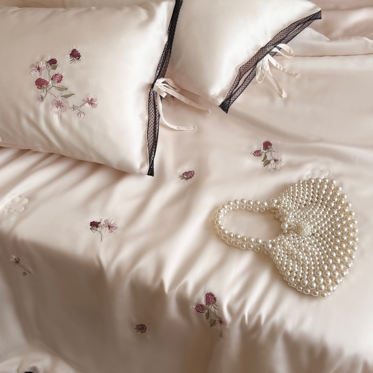 91家纺网 家纺一手货源 找家纺 鹿班家居 2026新款60S兰精天丝刺绣夏被夏凉被空调被-春日枝 春日枝-白&粉