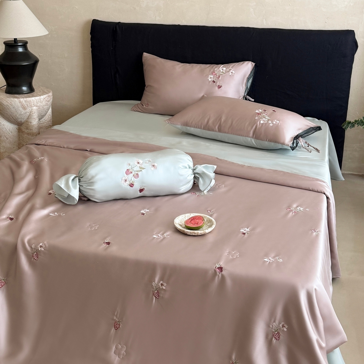 91家纺网 家纺一手货源 找家纺 鹿班家居 2026新款60S兰精天丝刺绣夏被夏凉被空调被-春日枝 春日枝-藕丝粉