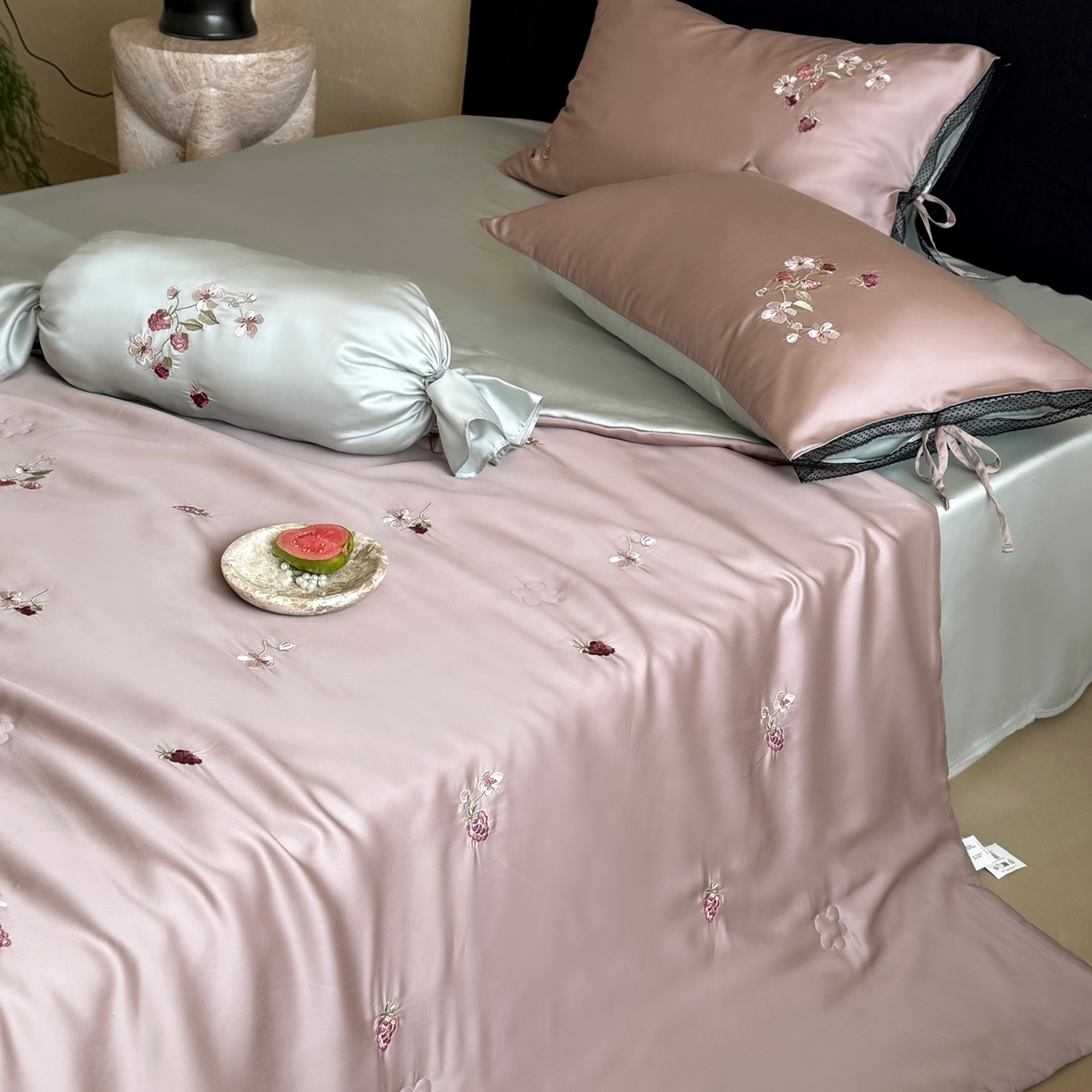 91家纺网 家纺一手货源 找家纺 鹿班家居 2026新款60S兰精天丝刺绣夏被夏凉被空调被-春日枝 春日枝-藕丝粉