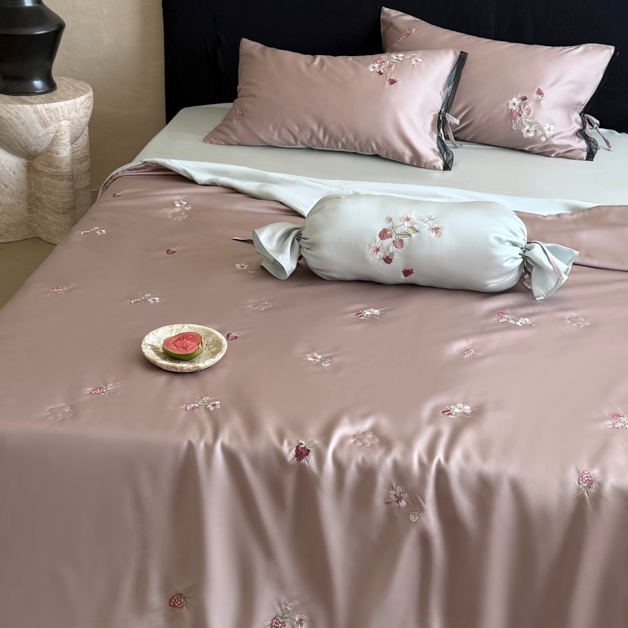 91家纺网 家纺一手货源 找家纺 鹿班家居 2026新款60S兰精天丝刺绣夏被夏凉被空调被-春日枝 春日枝-藕丝粉