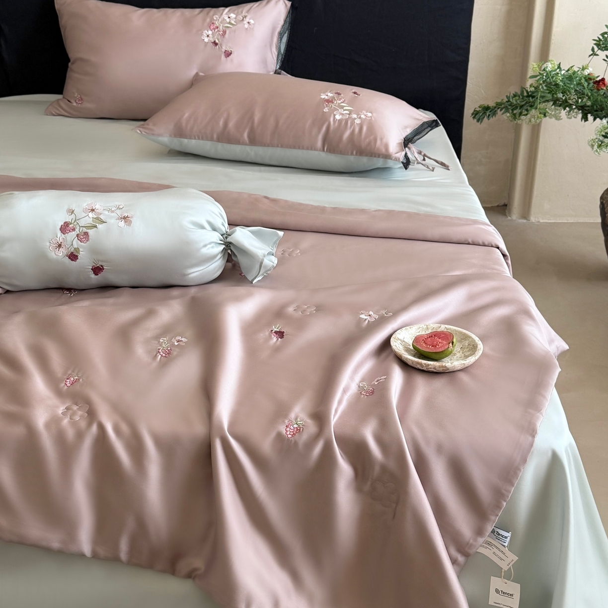 91家纺网 家纺一手货源 找家纺 鹿班家居 2026新款60S兰精天丝刺绣夏被夏凉被空调被-春日枝 春日枝-藕丝粉