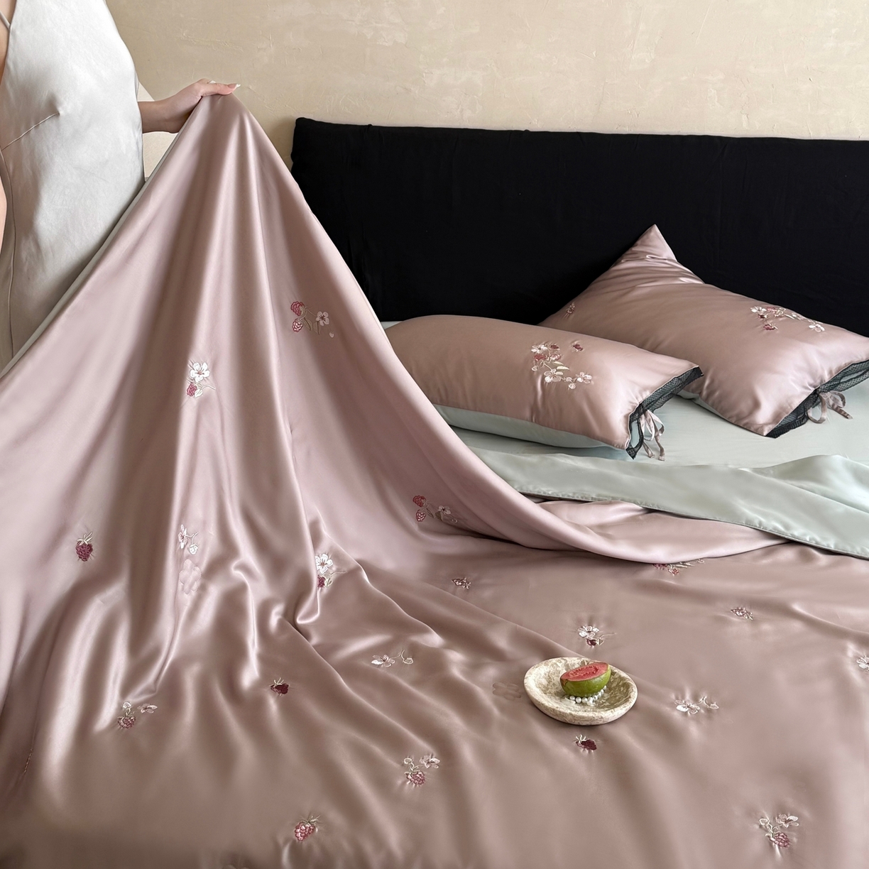 91家纺网 家纺一手货源 找家纺 鹿班家居 2026新款60S兰精天丝刺绣夏被夏凉被空调被-春日枝 春日枝-藕丝粉