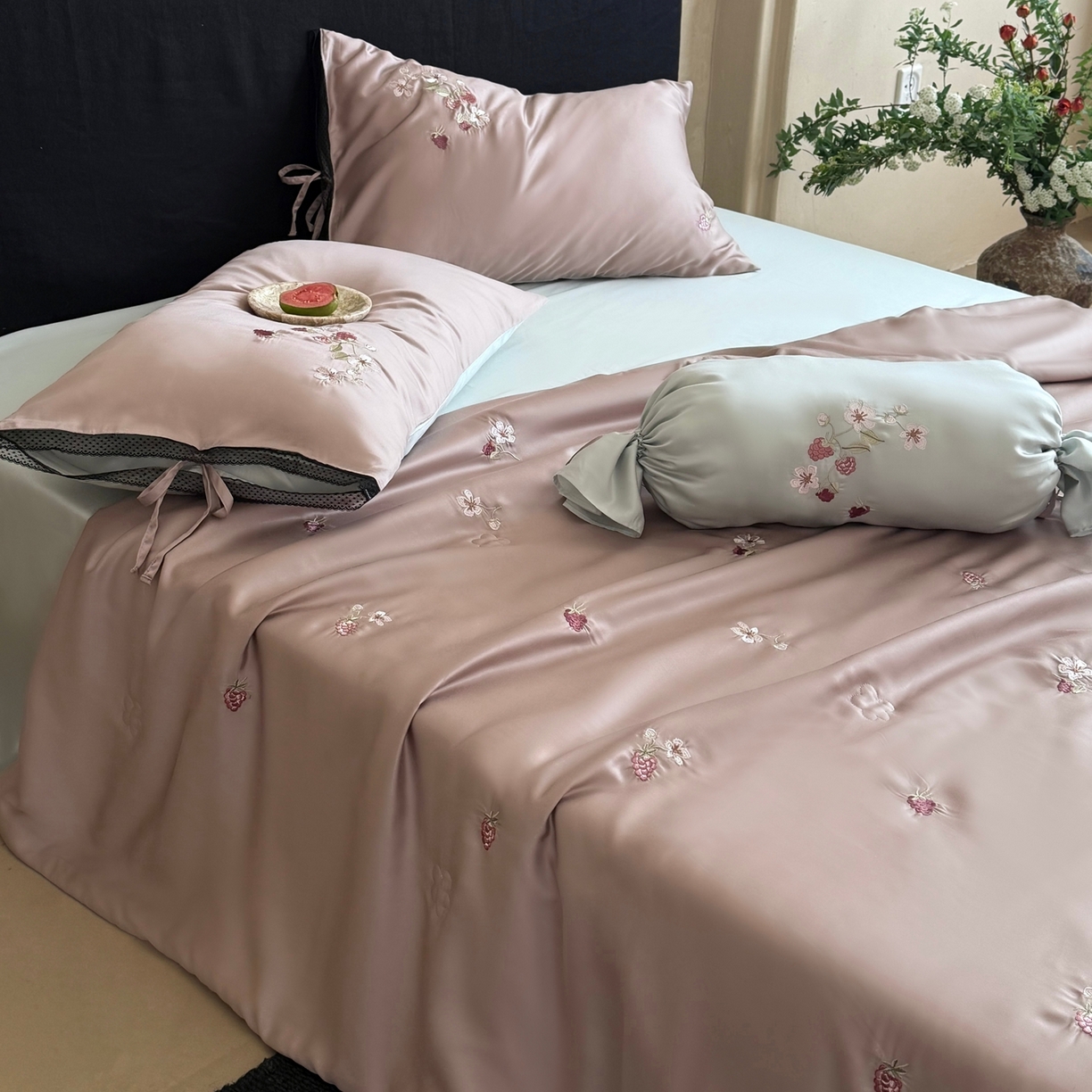 91家纺网 家纺一手货源 找家纺 鹿班家居 2026新款60S兰精天丝刺绣夏被夏凉被空调被-春日枝 春日枝-藕丝粉