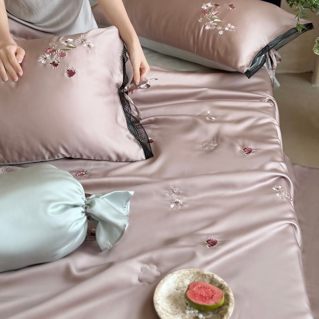 91家纺网 家纺一手货源 找家纺 鹿班家居 2026新款60S兰精天丝刺绣夏被夏凉被空调被-春日枝 春日枝-藕丝粉