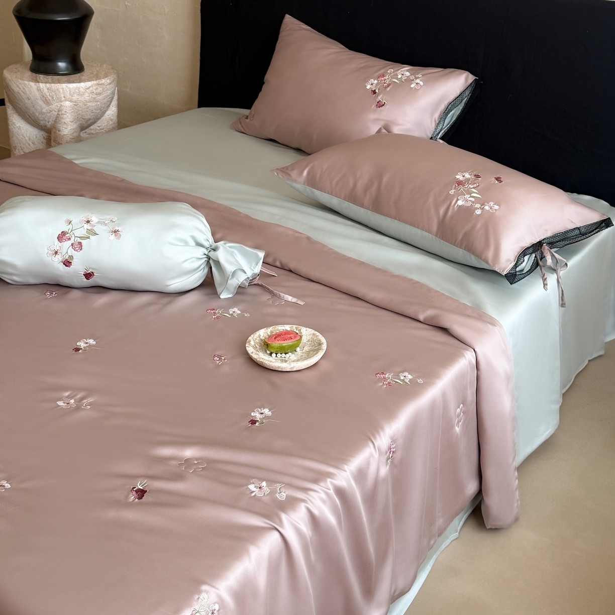 91家纺网 家纺一手货源 找家纺 鹿班家居 2026新款60S兰精天丝刺绣夏被夏凉被空调被-春日枝 春日枝-藕丝粉