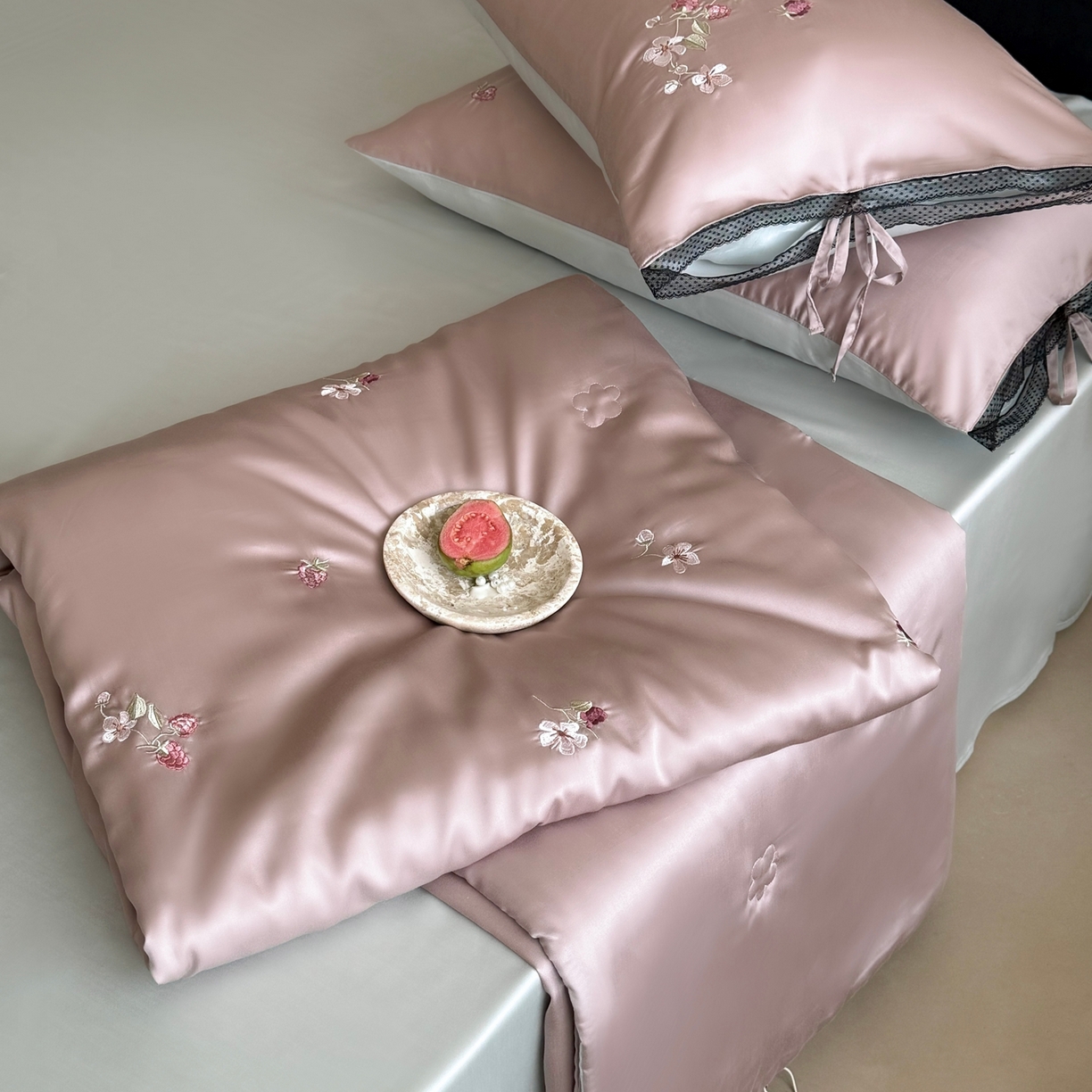 91家纺网 家纺一手货源 找家纺 鹿班家居 2026新款60S兰精天丝刺绣夏被夏凉被空调被-春日枝 春日枝-藕丝粉