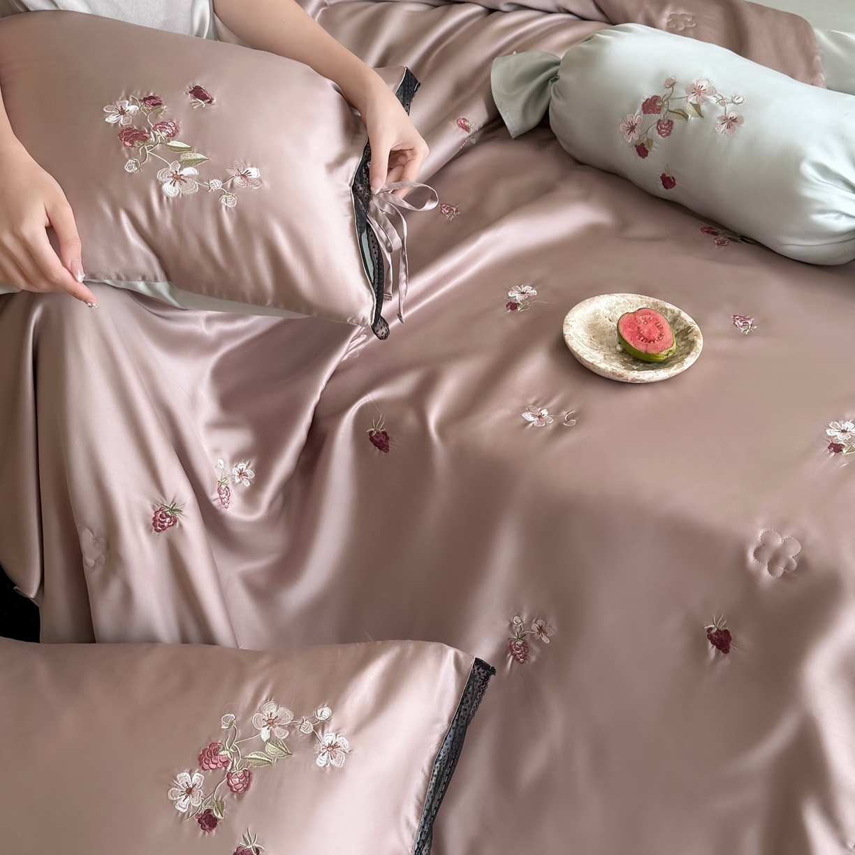 91家纺网 家纺一手货源 找家纺 鹿班家居 2026新款60S兰精天丝刺绣夏被夏凉被空调被-春日枝 春日枝-藕丝粉