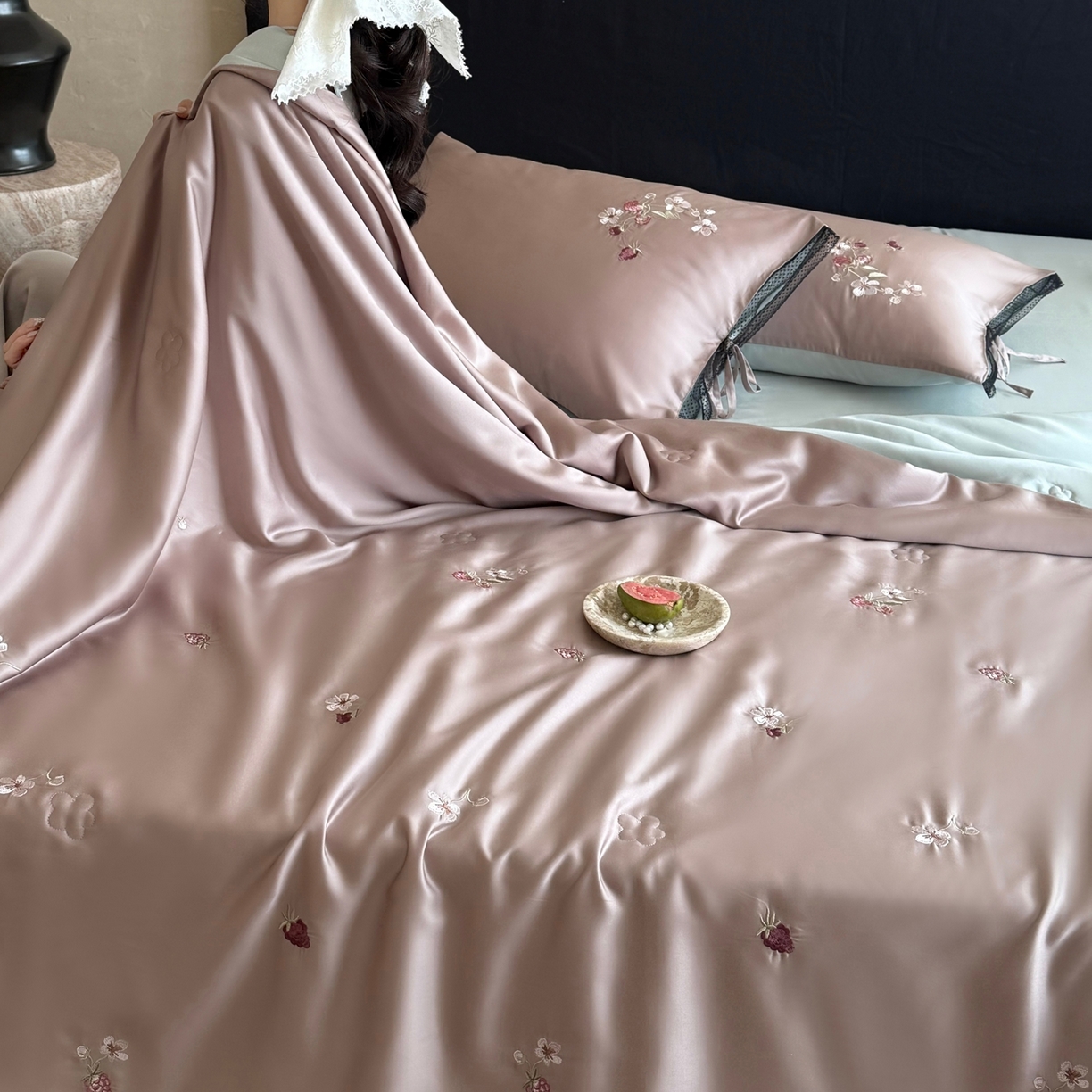 91家纺网 家纺一手货源 找家纺 鹿班家居 2026新款60S兰精天丝刺绣夏被夏凉被空调被-春日枝 春日枝-藕丝粉