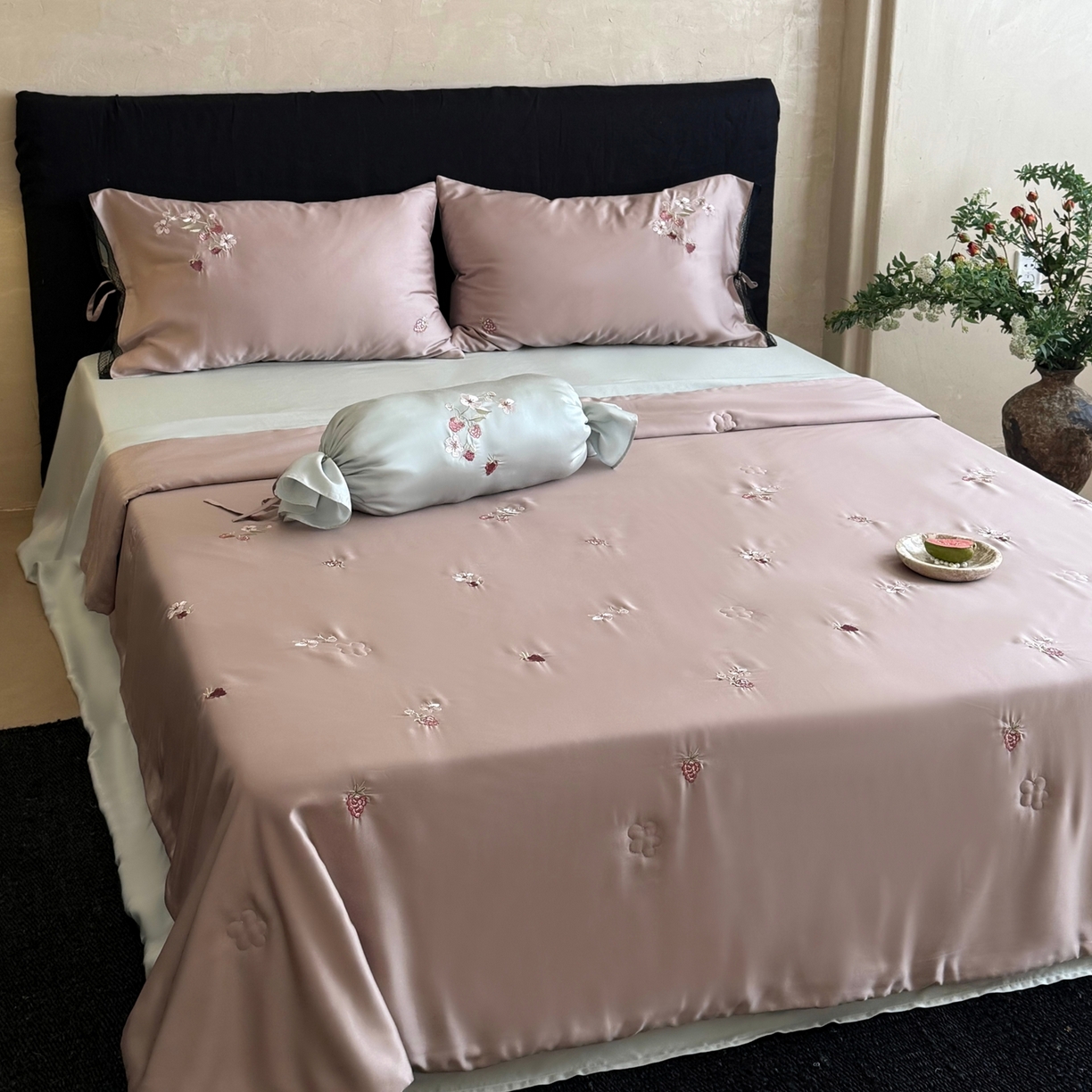 91家纺网 家纺一手货源 找家纺 鹿班家居 2026新款60S兰精天丝刺绣夏被夏凉被空调被-春日枝 春日枝-藕丝粉