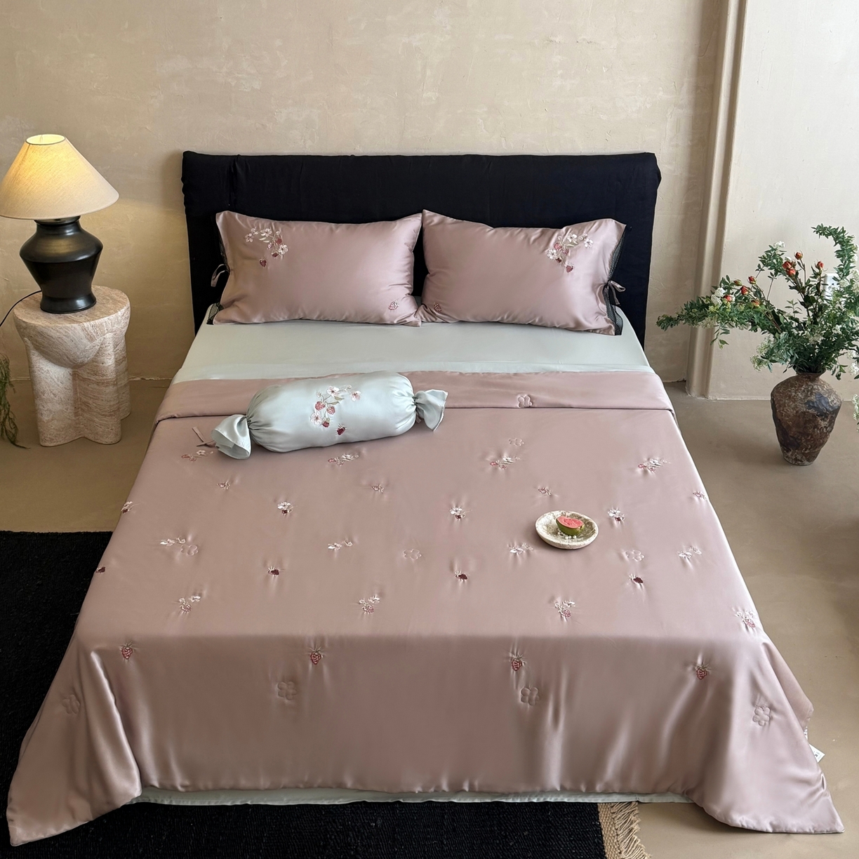 91家纺网 家纺一手货源 找家纺 鹿班家居 2026新款60S兰精天丝刺绣夏被夏凉被空调被-春日枝 春日枝-藕丝粉