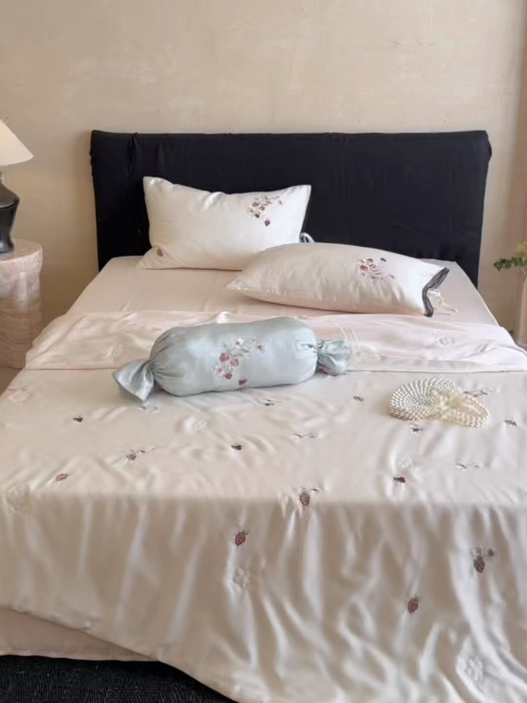 91家纺网 家纺一手货源 找家纺 （总）鹿班家居 2026新款60S兰精天丝刺绣夏被夏凉被空调被-春日枝