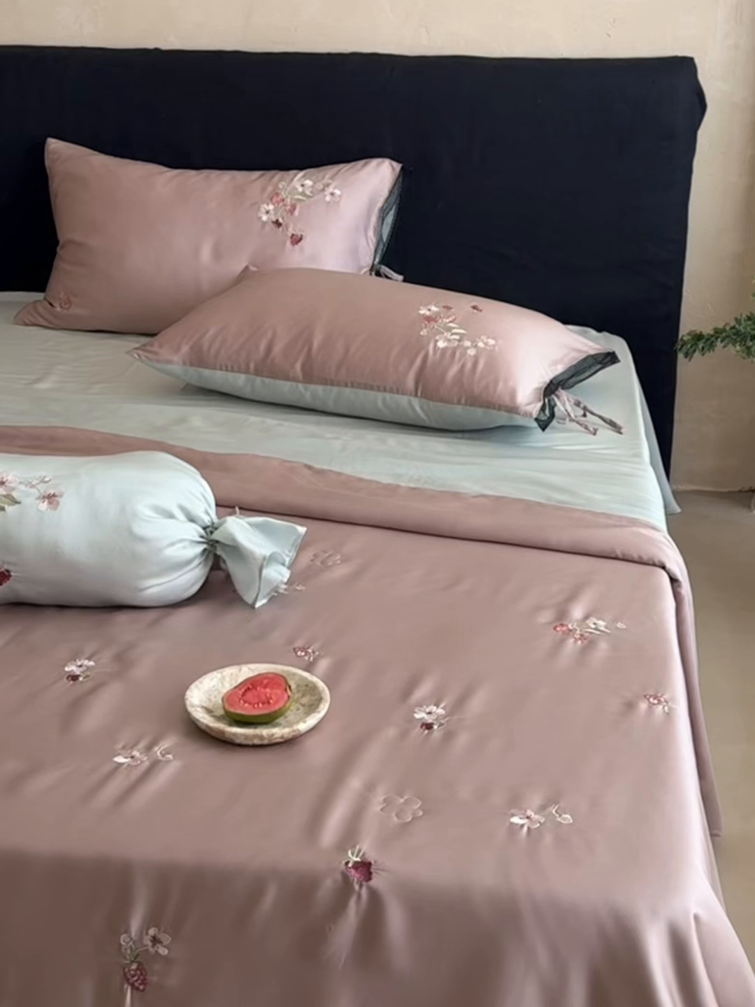 91家纺网 家纺一手货源 找家纺 鹿班家居 2026新款60S兰精天丝刺绣夏被夏凉被空调被-春日枝 春日枝-藕丝粉