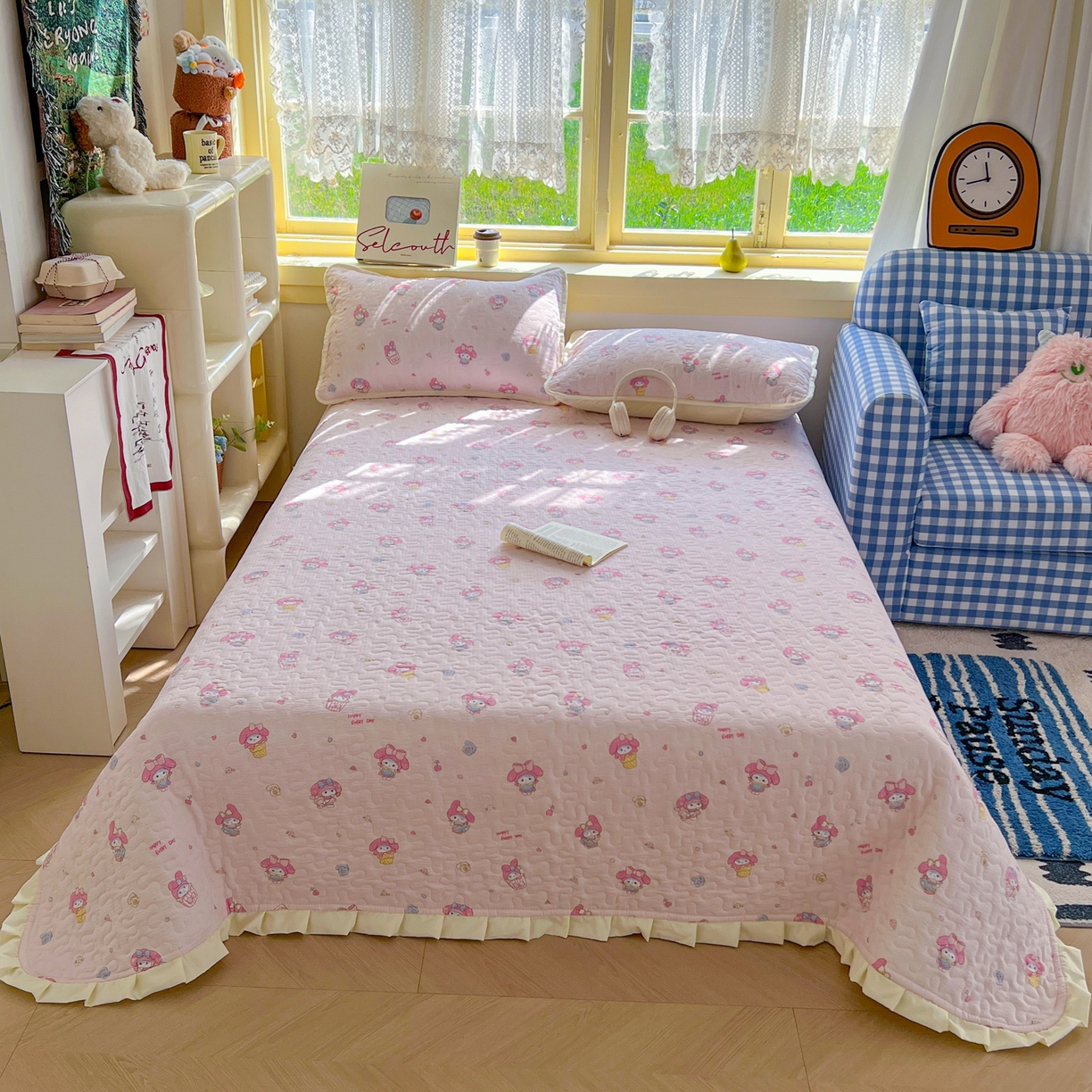 91家纺网 家纺一手货源 找家纺 默忆 2026新款亲肤舒适双层纱花边宽床盖 粉色兔语