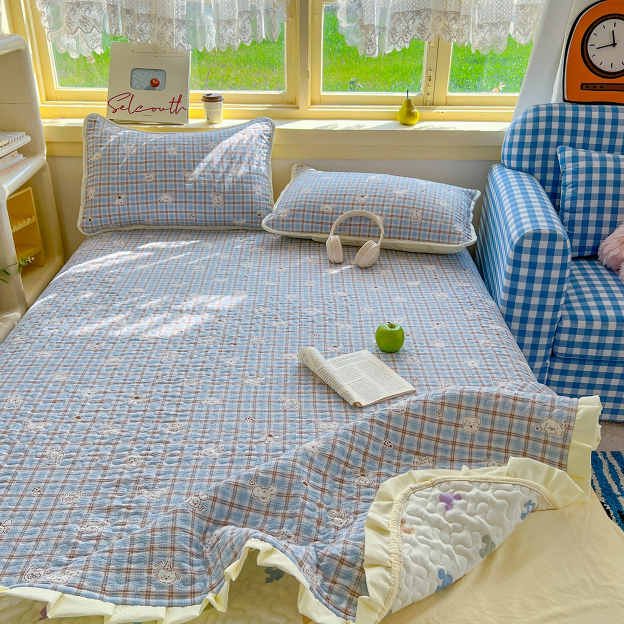 91家纺网 家纺一手货源 找家纺 默忆 2026新款亲肤舒适双层纱花边宽床盖 蓝格小熊