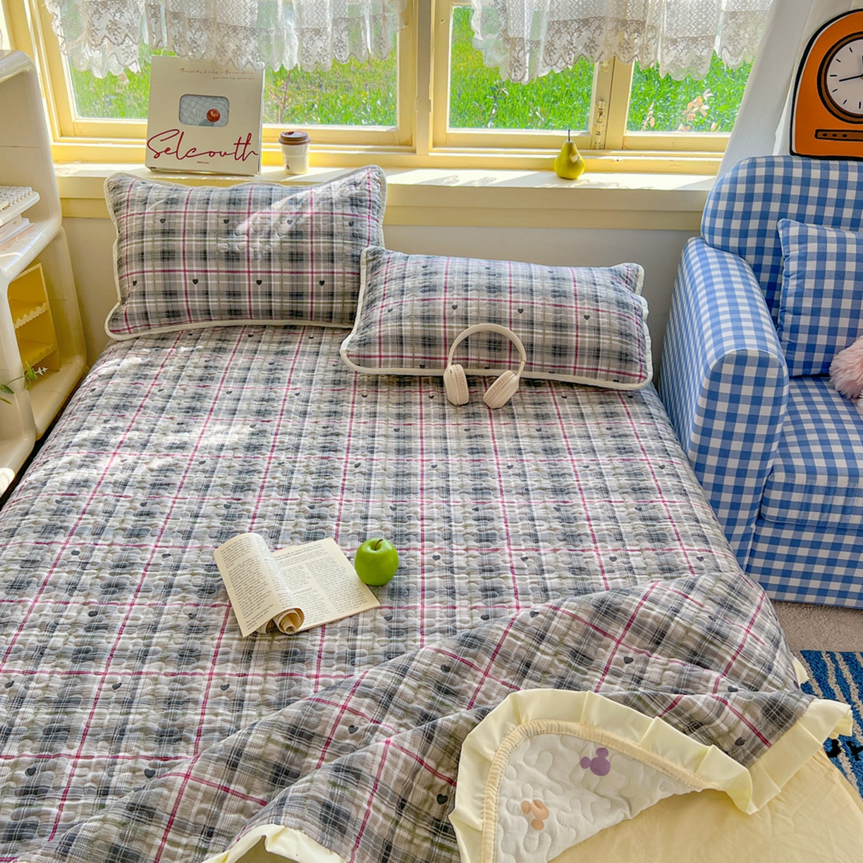 91家纺网 家纺一手货源 找家纺 默忆 2026新款亲肤舒适双层纱花边宽床盖 灰格爱心